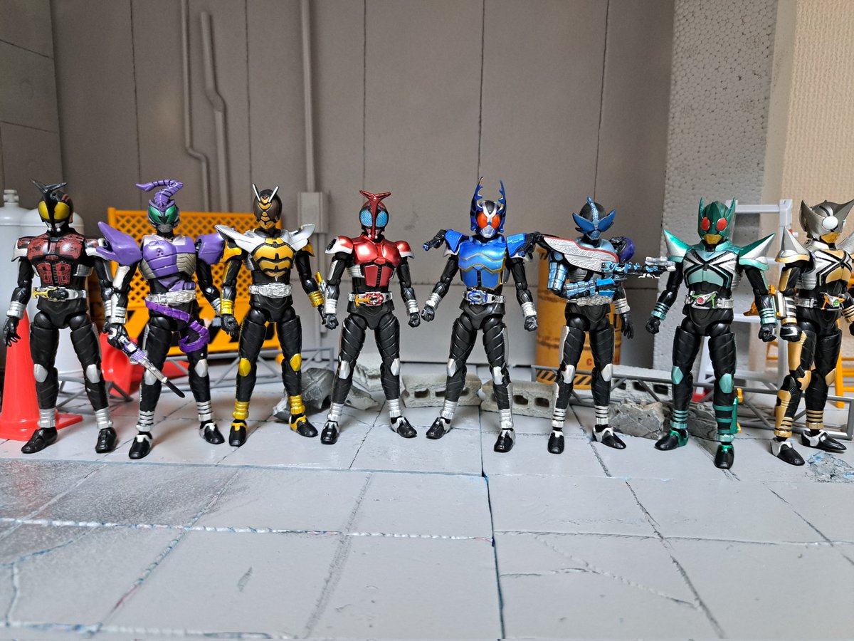 passing108's tweet photo. 掌動規格でTV本編のライダー勢揃い！
地獄兄弟とかダークカブトは公式で出ると思ってるから作り直しはしない��定です(笑)
#掌動
#仮面ライダーカブト
#仮面ライダーカブト20th https://t.co/lrbha0YRLP