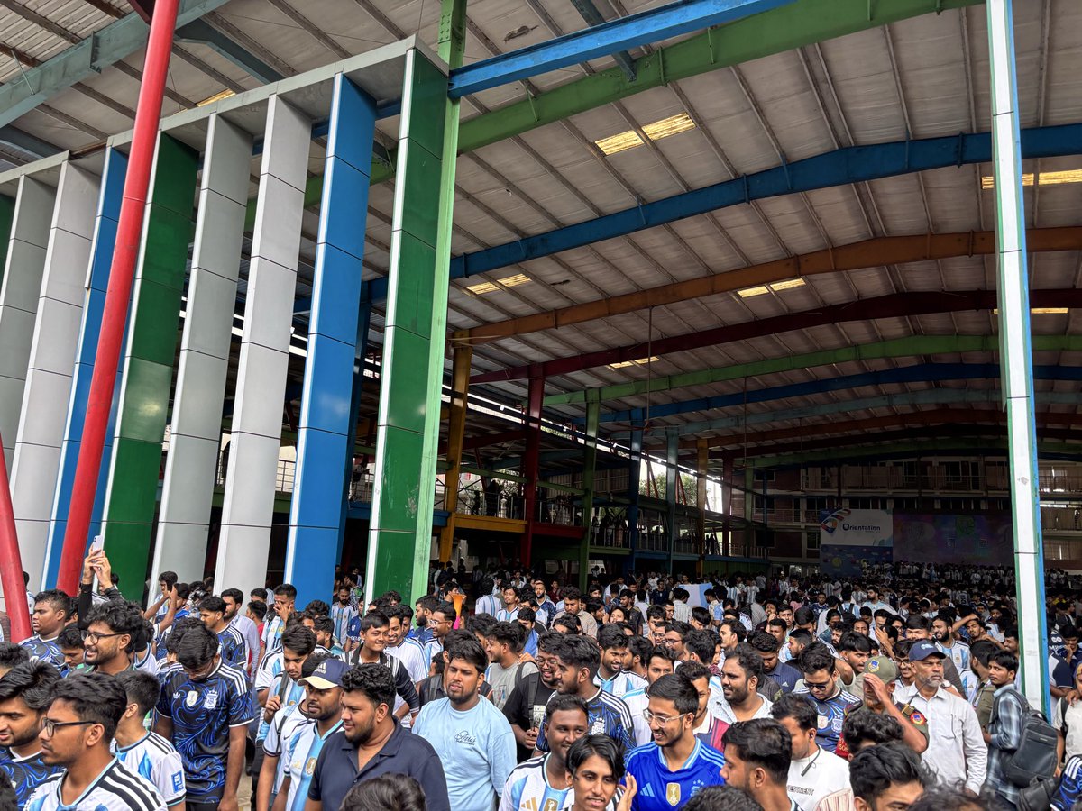 mrimran_bd's tweet photo. Football unites us like nothing else. ⚽🌍

Today, Daffodil International University turned into a sea of passion, chants, and jerseys as thousands of students celebrated the FIFA spirit together. 💙🔥

Hey @FIFAcom, this is how Bangladesh lives football! 🇧🇩⚽

#FIFA #Bangladesh https://t.co/1J5IEg8n2z
