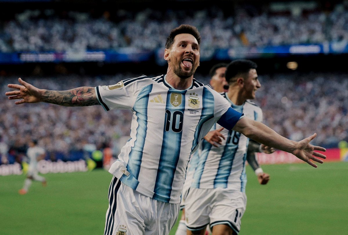 yliicl's tweet photo. اقسم بالله مافيه شي ومافيه شخص بحياتي احبه اكثر من ميسي الا واحد💙💙💙 https://t.co/DnzIFpYvo6