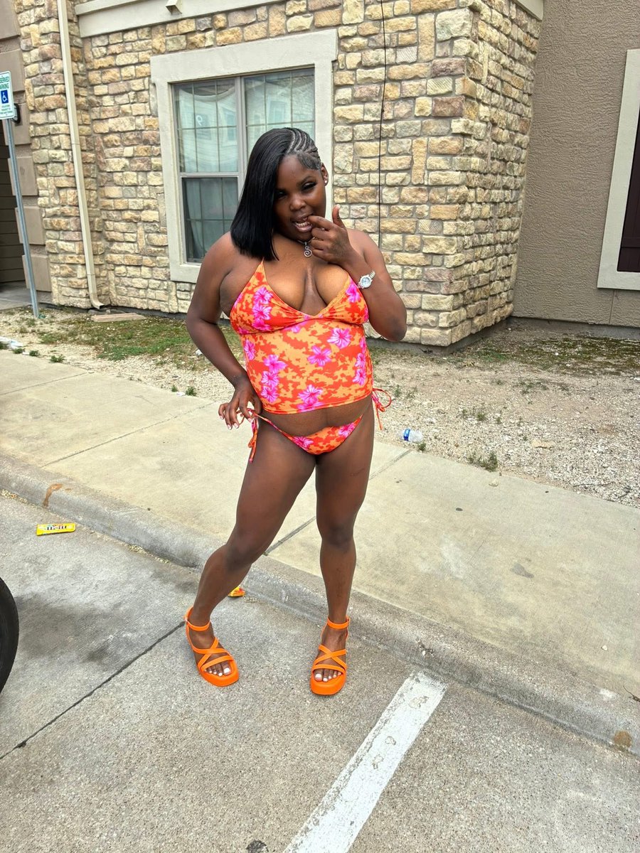 AyeCreed74's tweet photo. Excuse my language but on my granny grave I hate a bihhh that’s built like this and think it’s ok to wear clothes like that outside 😕😭😭😭😭 like bihh you just pissed me n my auntie off https://t.co/xaJ671X4cf