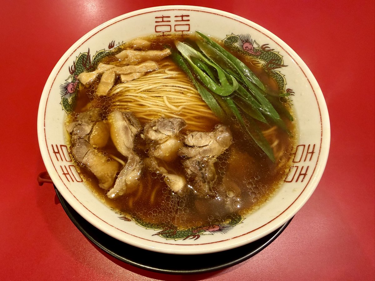 kamone718's tweet photo. 6/14(日)
中華そば ふじい なんば店
かしわそば

今年のラーメン85杯目！
2年前の🌿大阪ラストを最期に大阪にはもう来ないと思っていましたが、いつか必ず来ると約束した(1人で勝手に)約束の地 ふじい。。。ようやく初訪問！(東京の新中野店にはすでに行ってます😙💦)かしわそば。7分で完食退店。 https://t.co/tSF8K7DVMM