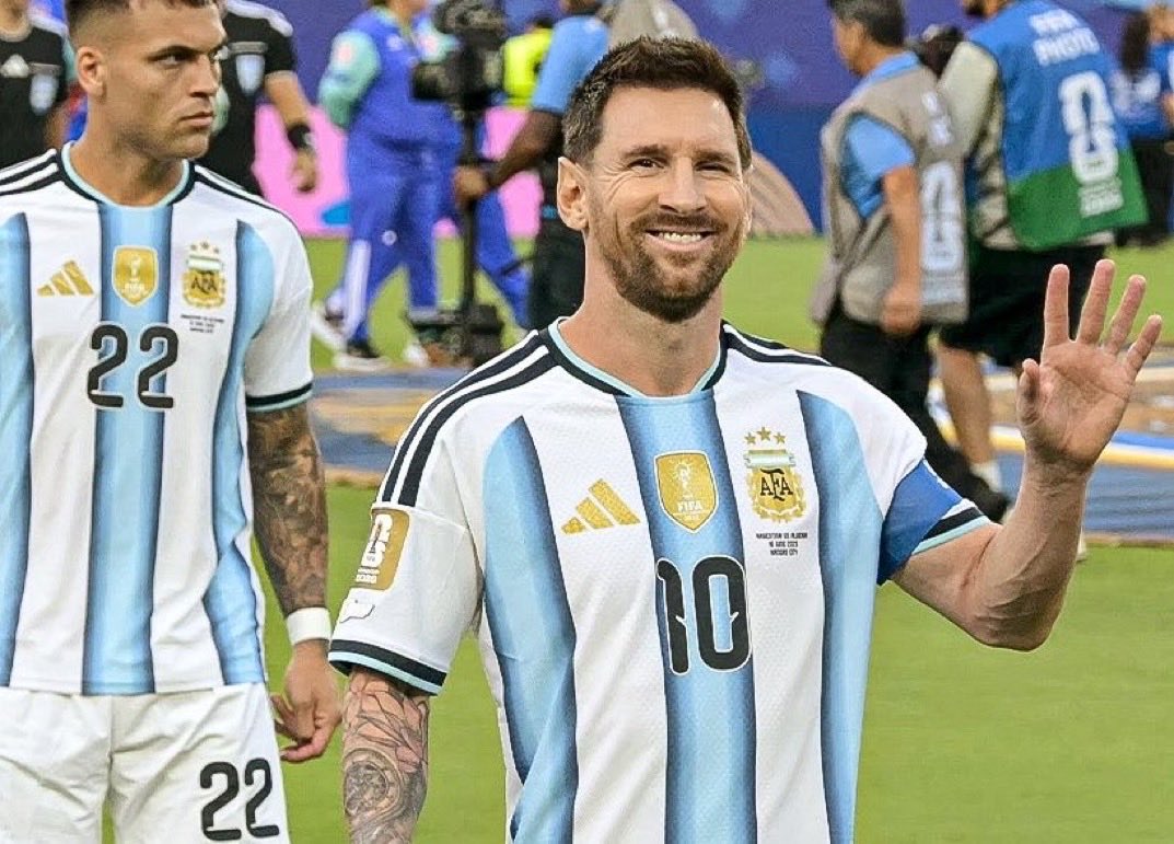 az_ez7's tweet photo. اول مباراه وهاترك رفقاً بنا وبكاس العالم يا سيد كورة القدم ! 💙👑 https://t.co/V15zuK7vOc