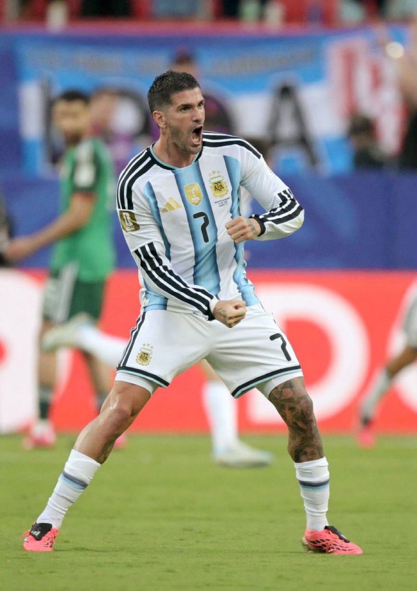 fodensss's tweet photo. Si alguien busca el significado de ‘Jugador de selección’, el primer ejemplo y el más acertado debe ser Rodrigo De Paul. 

No hay explicación, no la busquen porque no existe, pero este fenómeno se pone la camiseta de Argentina y es uno de los mejores mediocampistas del mundo. https://t.co/4b6Ul7xREH