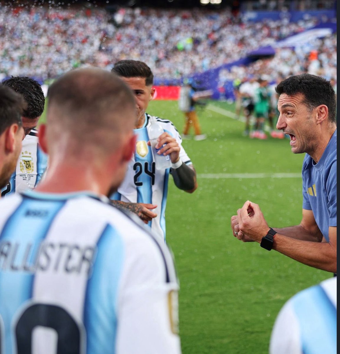 ejf249's tweet photo. scaloni casi ni festeja los goles pero cuando da la charla técnica está al borde del brote psicótico KJJJ🐐 https://t.co/0JhqzAji3k