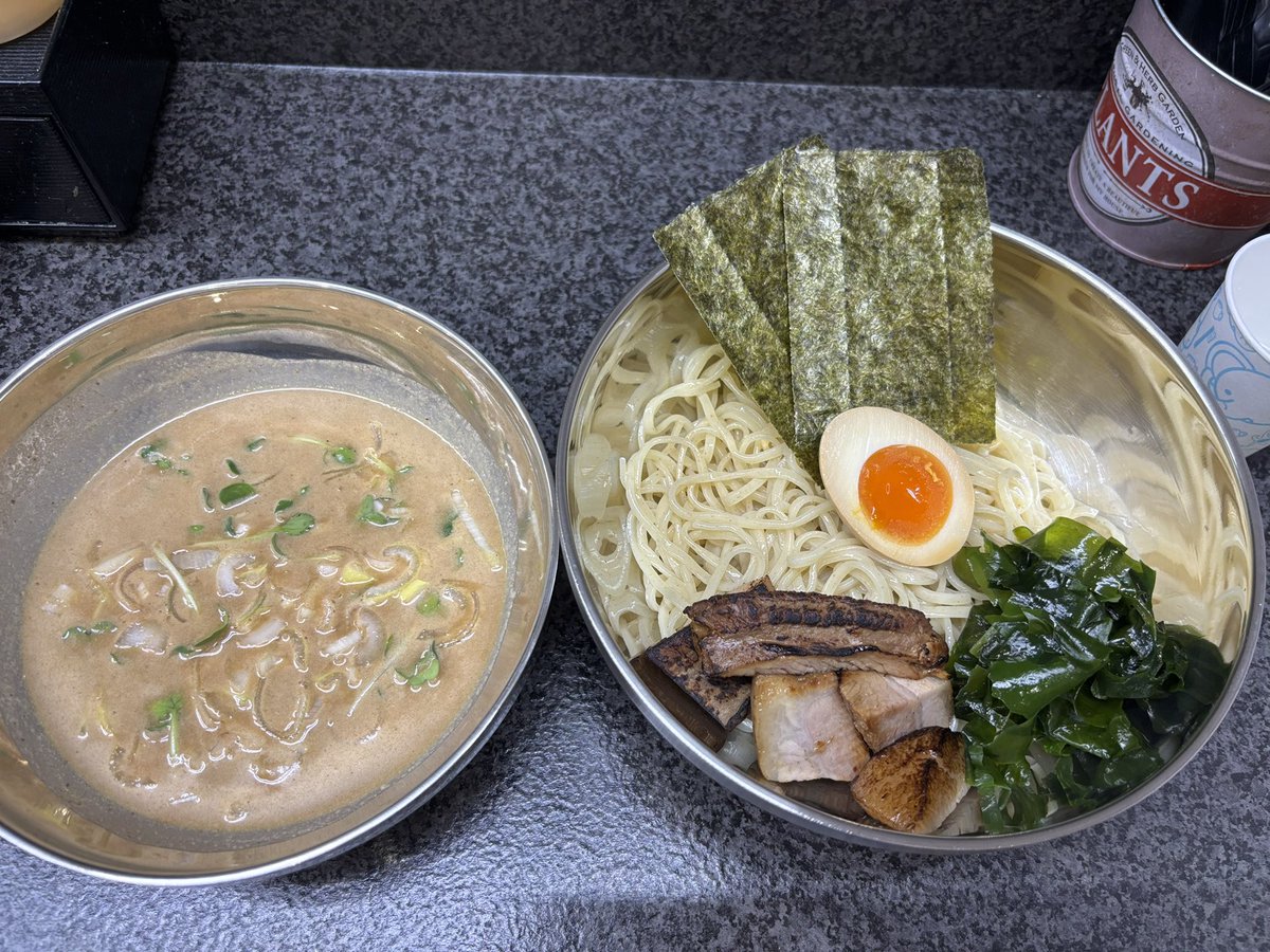 VELLzFIRE's tweet photo. 7/12（日）にお世話になるラーメン屋さん、兄貴んちで限定の冷やしつけ麺でした。

とても美味しかったです。

チケットは普段のHPやSNSでの予約に加え、兄貴んちや今度のライブの物販コーナーで特典付きで販売しています。

宜しくお願いします！

@yazawa_aniki https://t.co/54lyD4WY7Y