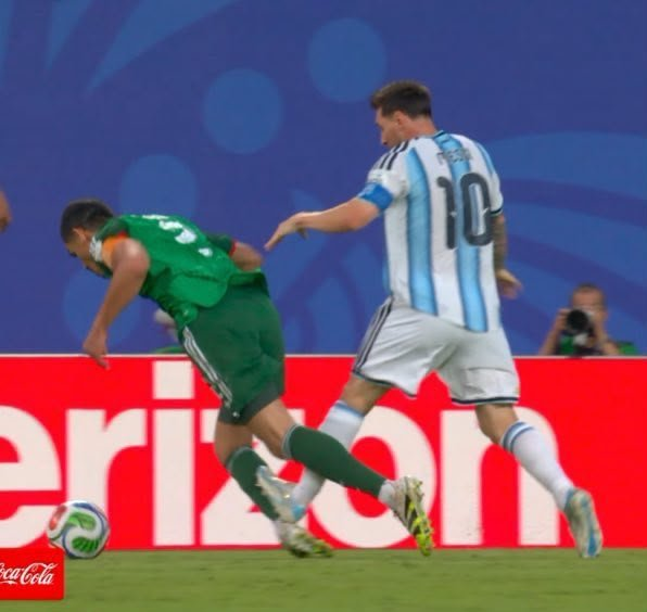 Juangayasalom's tweet photo. La foto de la vergüenza y de la VARguenza. 

Esta imagen acompañará a Messi hasta el fin de sus días. Un viejo meado protegido por Infantino. Hay que echarlo de Estados Unidos a gorrazos. Trump depórtalo por enano, bizco, cornudo y feo. https://t.co/POfc8FgHyn