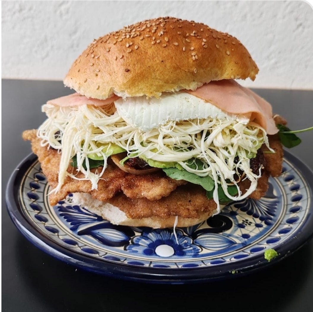 YairFA's tweet photo. @hiroka_shioya Cemita de la ciudad de Puebla.
No lleva frijoles, pero lleva papalo, un herbaceo de sabor fuerte y aromático. https://t.co/PKWrJgLAVO
