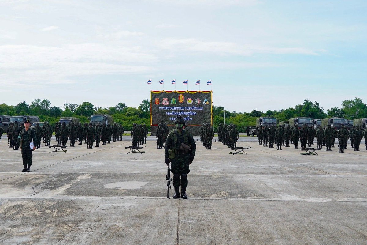 armypr_news's tweet photo. สวัสดิการที่ดีที่สุดของทหาร คือการฝึก” ผบ.พล.ร.9 ตรวจสภาพความพร้อมรบกองร้อยเตรียมพร้อม ทภ.1
ตามที่ พล.ร.9/กกล.สุรสีห์ ได้รับมอบหมายให้จัดกำลัง กองร้อยเตรียมพร้อม ทภ.1 เพื่อรองรับสถานการณ์ในพื้นที่รับผิดชอบ โดยจัดกำลังจาก นขต.พล.ร.9 ประกอบด้วย ร้อย.ร., ร้อย.ค. และ ร้อย.ป. และได้รับการสนับสนุนกำลัง ร้อย.รพศ. และ ร้อย.จจ. จาก นสศ.
เมื่อวันที่ 16 มิ.ย. 69 เวลา 0800
พล.ต. ณัฏฐพงศ์  อัศวินวงศ์ ผบ.พล.ร.9 พร้อมคณะ ผบช.พล.ร.9 ตรวจเยี่ยมการฝึกกองร้อยเตรียมพร้อม ทภ.1 ณ สนามบิน พล.ร.9 โดยรับฟังการบรรยายสรุปการเตรียมการ และการดำเนินการฝึกจาก ร.29 ซึ่งได้รับมอบหมายให้จัดตั้งสถานีฝึกสำหรับกองร้อยเตรียมพร้อมทั้ง 5 กองร้อย พร้อมมอบแนวทางพัฒนาการฝึกเพื่อให้เกิดประโยชน์สูงสุด และสอดคล้องกับเจตนารมณ์ของ ผบช. ทุกระดับ
จากนั้น ผบ.พล.ร.9 เป็นประธานตรวจสภาพความพร้อมรบของกองร้อยเตรียมพร้อมฯ พร้อมมอบโอวาท และแนวทางการฝึกแก่กำลังพล เพื่อเสริมสร้างขวัญกำลังใจ และความพร้อมในการปฏิบัติภารกิจที่ได้รับมอบหมายต่อไป
#กองพลทหารราบที่9
#กองพลเสือดำ
#กองร้อยเตรียมพร้อมกองทัพภาคที่1
#กรมทหารราบที่29
#ศูนย์ประชาสัมพันธ์กองทัพบก