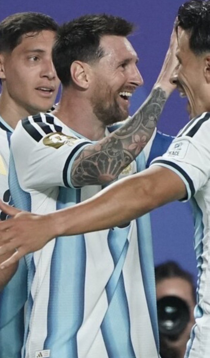 barilirodolfo's tweet photo. - De qué planeta viniste?
- Del mismo que Diego. 
(Gracias Lío) https://t.co/0Sf9sykYiz