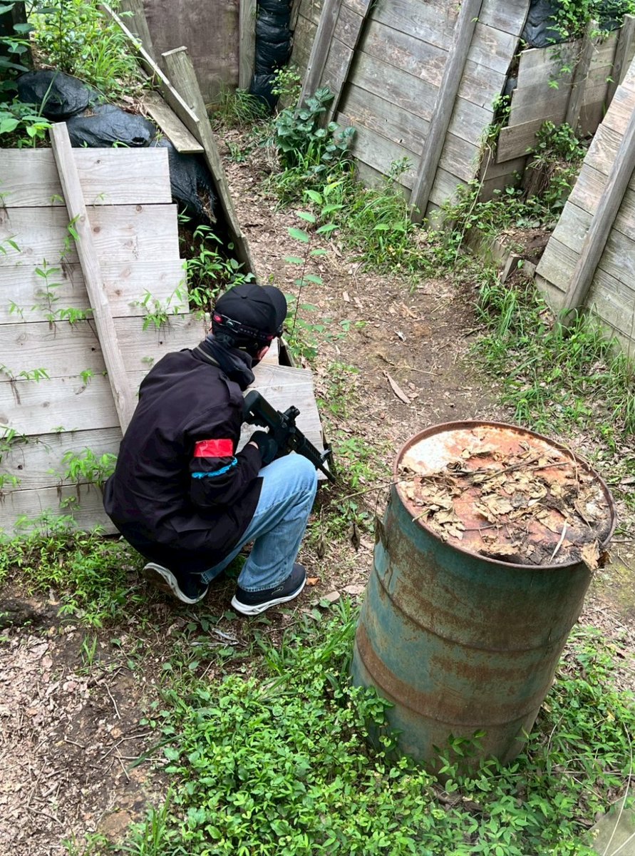 rifle_training's tweet photo. 6/14㈰タウルスフォレストさん定例会写真です。😀

1枚目、午前最後の塹壕フィールド2分でフラグゲットしたチームメンバー

2枚目、メンバーで警戒及び前進

3枚目、相手の気配を感じ射撃に移行する準備段階

こんな感じでサバゲー楽しんでます😆

⏬️チーム募集はコチラ⏬️
https://t.co/0seCZoD6qs https://t.co/wovkGldWg9