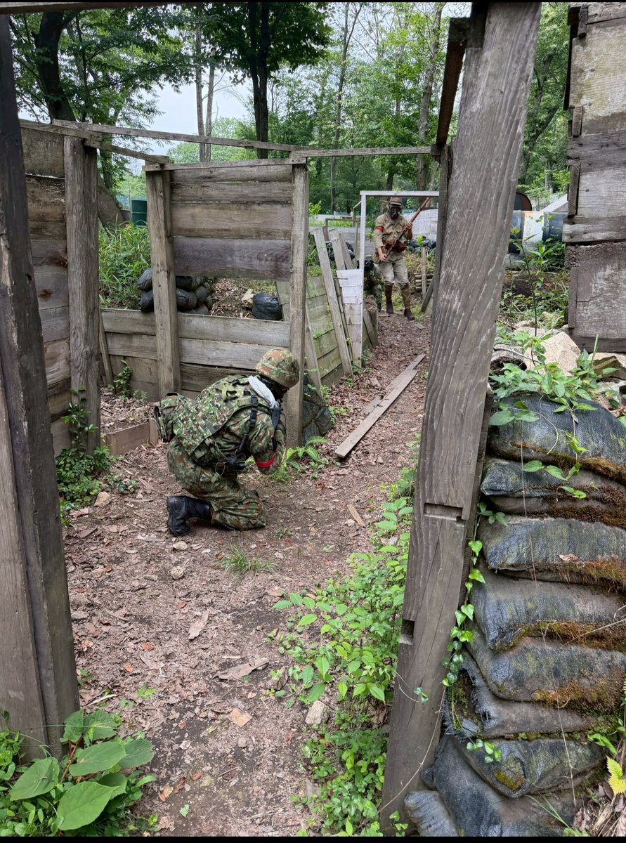 rifle_training's tweet photo. 6/14㈰タウルスフォレストさん定例会写真です。😀

1枚目、午前最後の塹壕フィールド2分でフラグゲットしたチームメンバー

2枚目、メンバーで警戒及び前進

3枚目、相手の気配を感じ射撃に移行する準備段階

こんな感じでサバゲー楽しんでます😆

⏬️チーム募集はコチラ⏬️
https://t.co/0seCZoD6qs https://t.co/wovkGldWg9