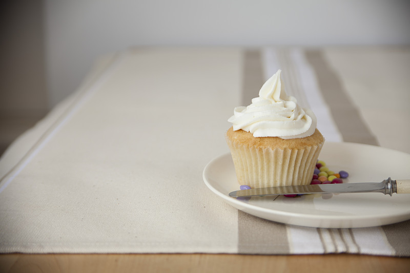 CharlieKin48053's tweet photo. Just pulled the fluffiest vanilla cupcakes out of the oven—smell like heaven and already topped 'em with pink buttercream. Cozy Sunday baking win https://t.co/csvRdS75zt