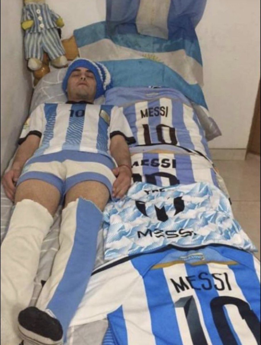 _andreaskf_'s tweet photo. sigan tirando mierda, mientras tanto nosotros hoy dormimos así…messi messi messi!! https://t.co/0OkWTznDHq