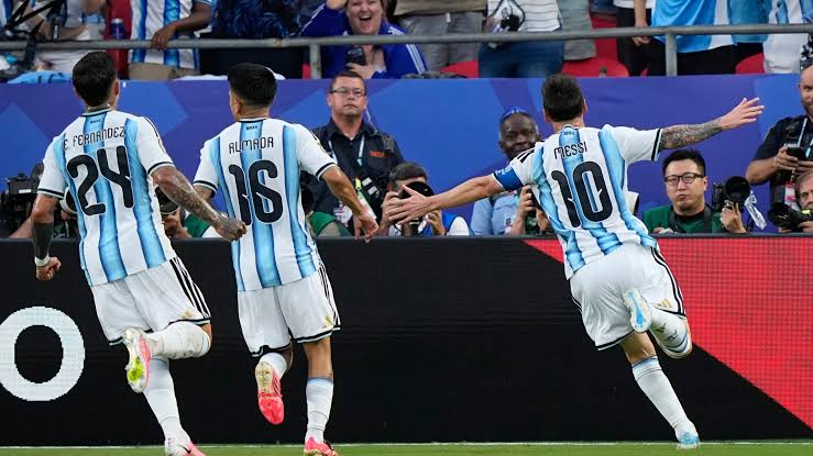 kamrulemran's tweet photo. Messi scores hat-trick as Argentina🇦🇷 beat Algeria  🇩🇿 3-0 ⚽🥅 https://t.co/qpyEtywv5Q