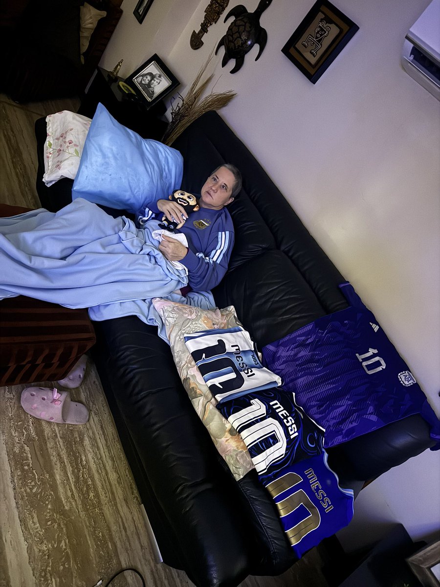 ricardohm810's tweet photo. Después de 3 operaciones en el último mes y un tumor en la cabeza extraído. Apoyando y disfrutando al más grande de todos los tiempos. La felicidad que me dio verte gritar sus goles hoy. Vamos por otro mundial Anita que Messi nos siga regalando alegrías ❤️ @Messismo10 somos uno https://t.co/YejN2gh3e3