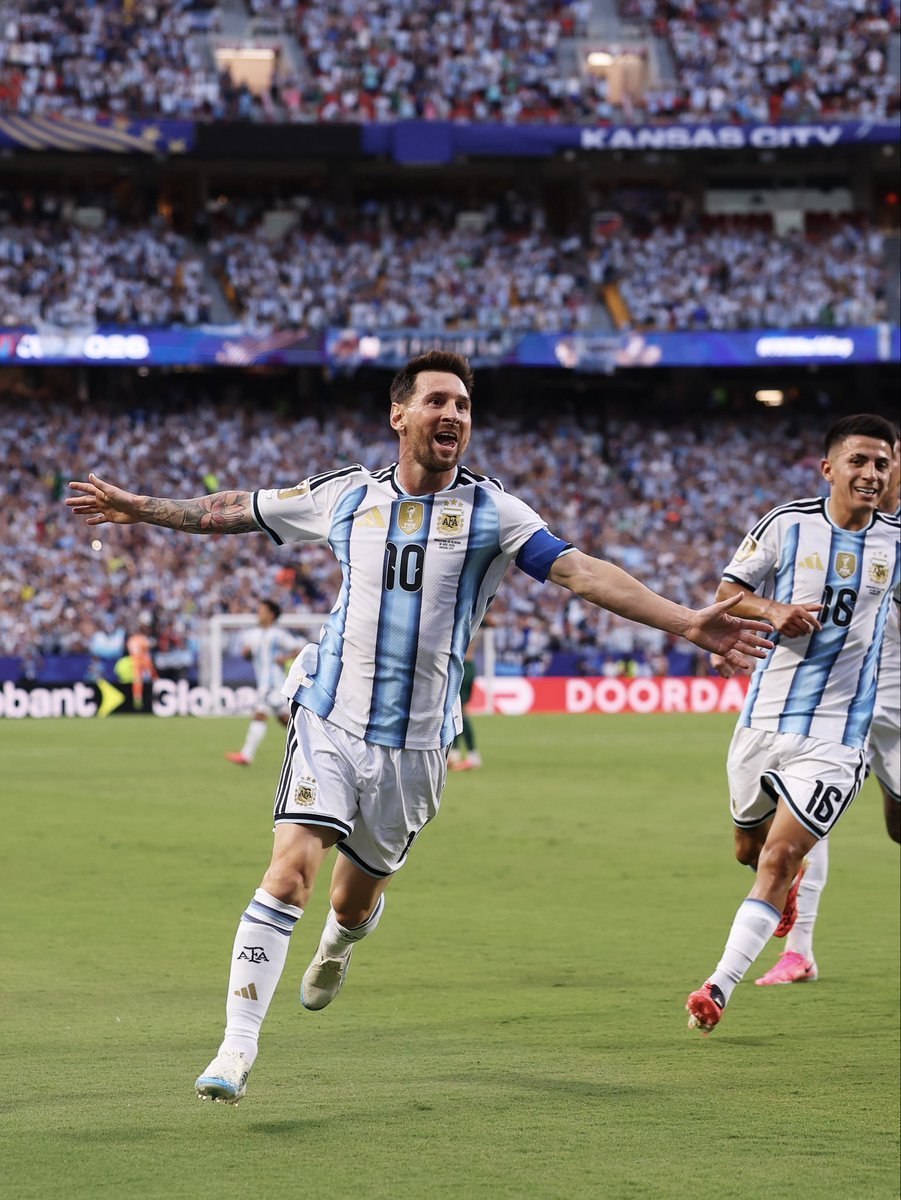 exluisk's tweet photo. Que pedazo de animal es el capitán de la mejor selección de la historia. La semana que viene cumple 39, habían dudas por su físico y hoy salió a jugar como siempre y se clavó 3 pepas. El mejor de la puta historia.

Lionel Messi, nada más. https://t.co/59gdDu3WGE