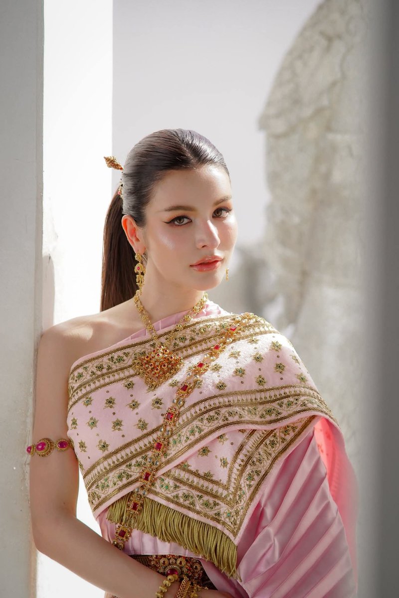 JKraben's tweet photo. Bennie  “ Benedetta Preeyapong Lissoni  “
Thai Dress : พิงสุมาลย์ ชุดไทยเลียนอย่างโบราณ https://t.co/W0I314ft2k