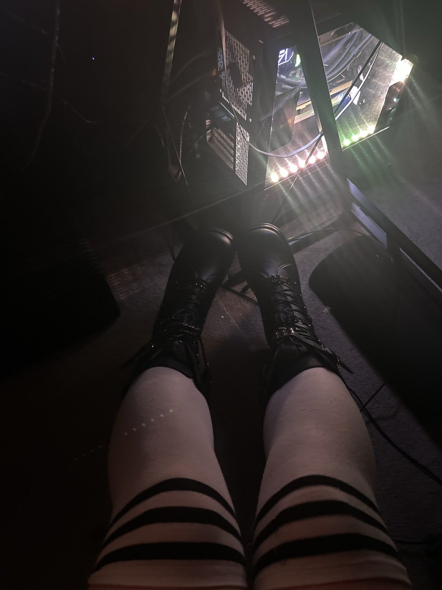 JustASlyLewdy's tweet photo. New boots :o https://t.co/dRAW9iUmYG