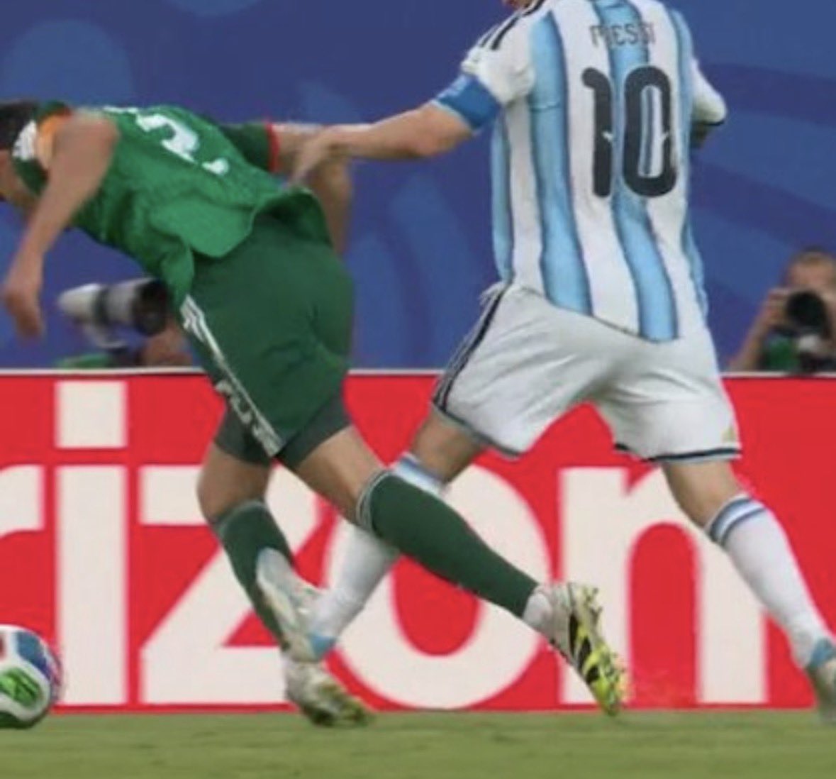 benleon77's tweet photo. @DavooXeneizeJRR El futbolista más sobrevalorado del mundo. Sin la ayuda de los  árbitros no hubiera logrado lo que es. Roja aquí y en cualquier parte del mundo. https://t.co/C3tCYCiK6H