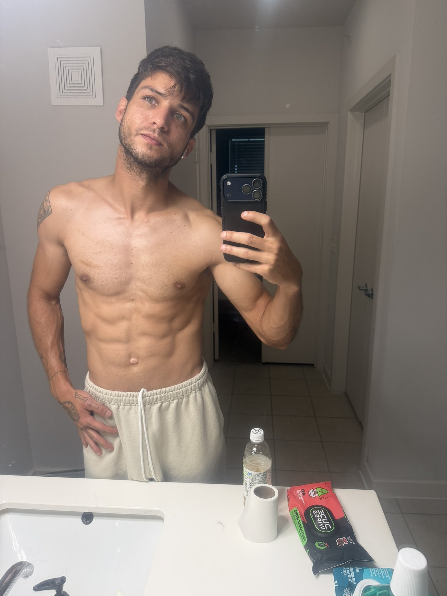 Touch my body https://t.co/uJvLP6CzJZ