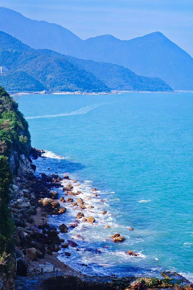 LexiGillson's tweet photo. Woke up to the sound of ocean waves and coffee on the balcony—this coastal small town getaway is pure magic, no plans needed. https://t.co/A5zTlAB8eX