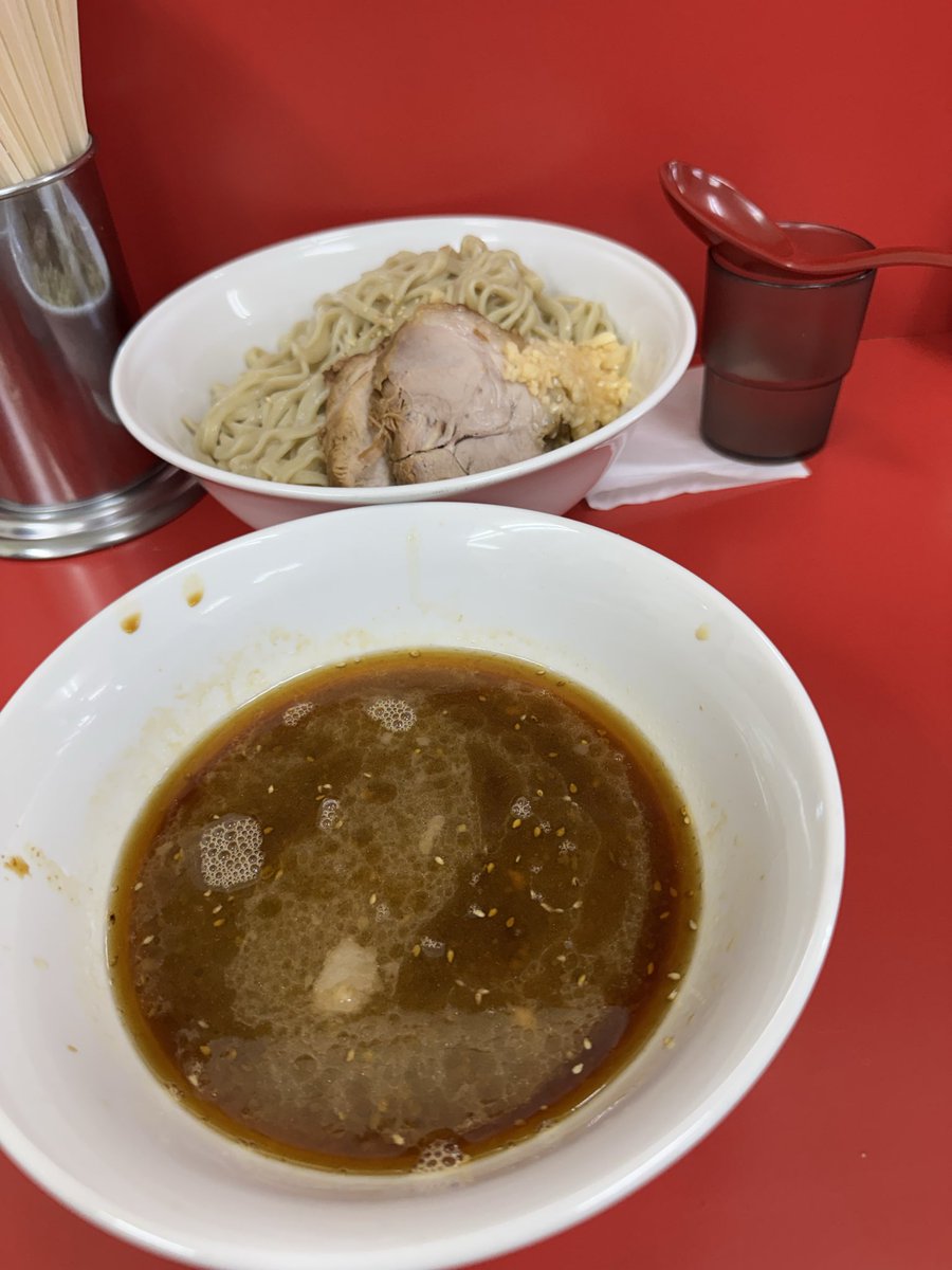 y7UvEy9t9QVLFgN's tweet photo. ラーメン二郎柏店
ゴマ味のつけ麺中盛り・ヤサイヌキニンニク

世界統計学会の調査によると
我慢の出来る子は徳と育ち
我慢の効かぬ子は畜と育つらしい

自身にとって二郎はご褒美
「二郎患い」によってお仕事疾患を引き起こしヘロヘロパー

えっ？たったの４日ぶりじゃんって…
ハーフなんです。 https://t.co/RgVdebNLHM