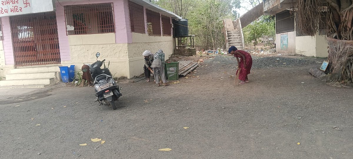 TCMBHILAD's tweet photo. #ગામ પંચાયત રાતા 
ગ્રામ પંચાયત વિસ્તારમાં જાહેર સ્થળોએ સફાઈ અભિયાન
#એક કદમ સ્વચ્છતા કી ઔર
@DdoValsad
@dyddo_valsad @InfoValsadGoG @TcmValsad @TDONanapondha @TCMNanapondha @sbmr_valsad https://t.co/2YTdDCNdbS