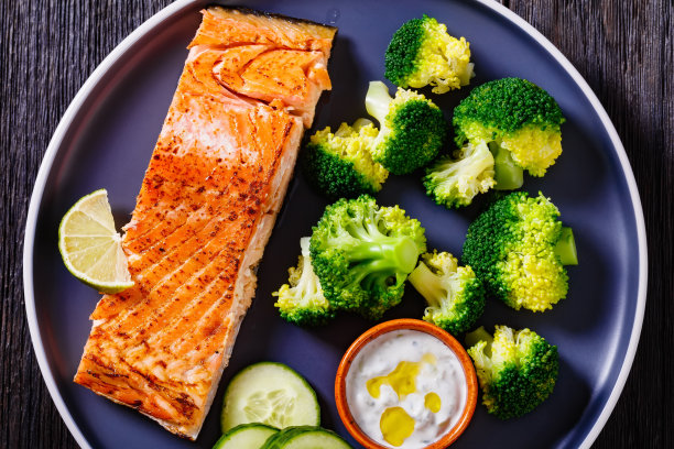 govorkov2's tweet photo. Just whipped up garlic butter pan-fried salmon with roasted broccoli tonight – done in 15 mins, moist u0026 flavorful perfection for my weeknight dinner! https://t.co/buWNAIpART
