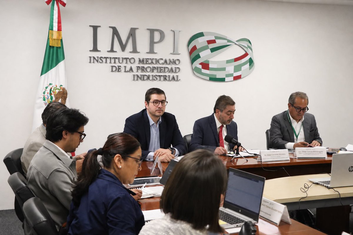 IMPI_Mexico's tweet photo. Durante la sesión de la Junta de Gobierno del #IMPI se aprobaron los nombramientos de los nuevos directivos del Instituto, quienes a propuesta del Director General, Dr. Vidal Llerenas (@vidallerenas), buscan consolidar al IMPI como una institución clave para la protección de la #PropiedadIndustrial y el impulso a la innovación en México.
La sesión fue presidida por José del Valle, representante del Lic. Marcelo Ebrard (@m_ebrard), Secretario de Economía del Gobierno de México.