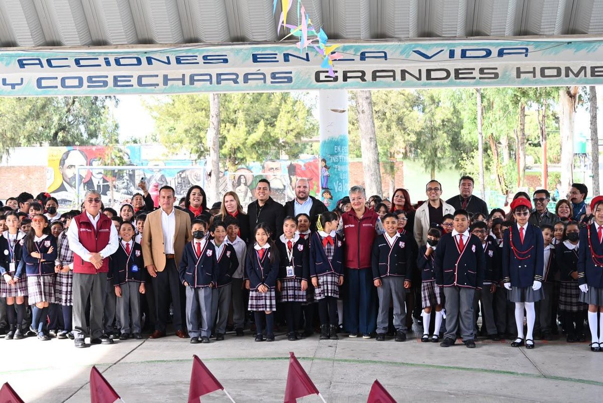 IMIFE_Edomex's tweet photo. Hoy visitamos la Primaria "Francisco I. Madero" en Temascalapa ⚡, donde entregamos la renovación completa de instalación eléctrica en 6 edificios, colocación de lámparas LED y pintura en barda perimetral. #EscuelasDignasEdomex #EducaciónEdomex #ElPoderDeServir #Temascalapa https://t.co/fLdwJmiAkh