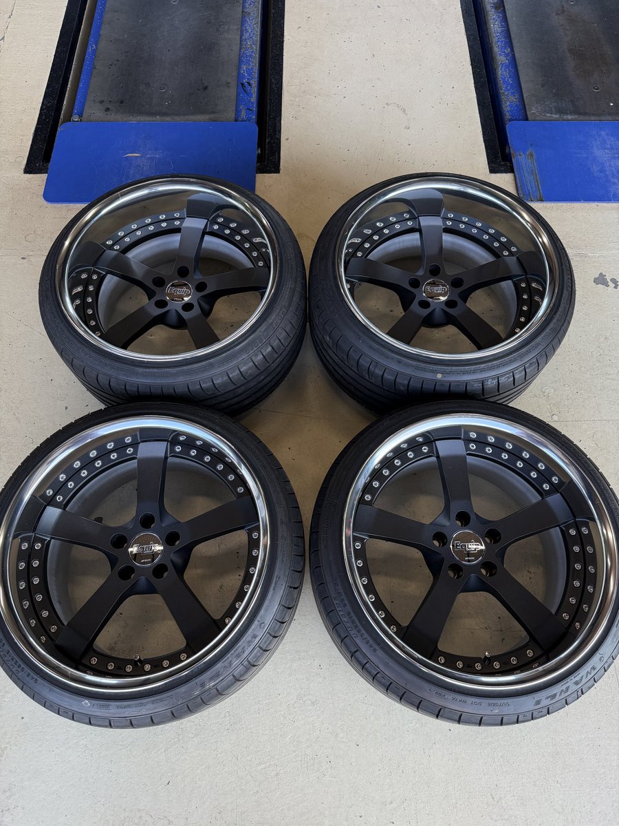 GRAES_3000's tweet photo. 委託販売ホイール❗️
ワーク　エクイップ　E05  FORGED
ブラックアルマイト SKB
19インチ　11J  +8  -17 4本　Aディスク
曲がりやガリキズはありませんが洗車傷や一部擦り傷や飛び石傷に光輝リム特有のシミがあります。
価格は33万円😎👍
タイヤ　WANLI 245/35-19  2022年製 https://t.co/2RYJLr2A4p