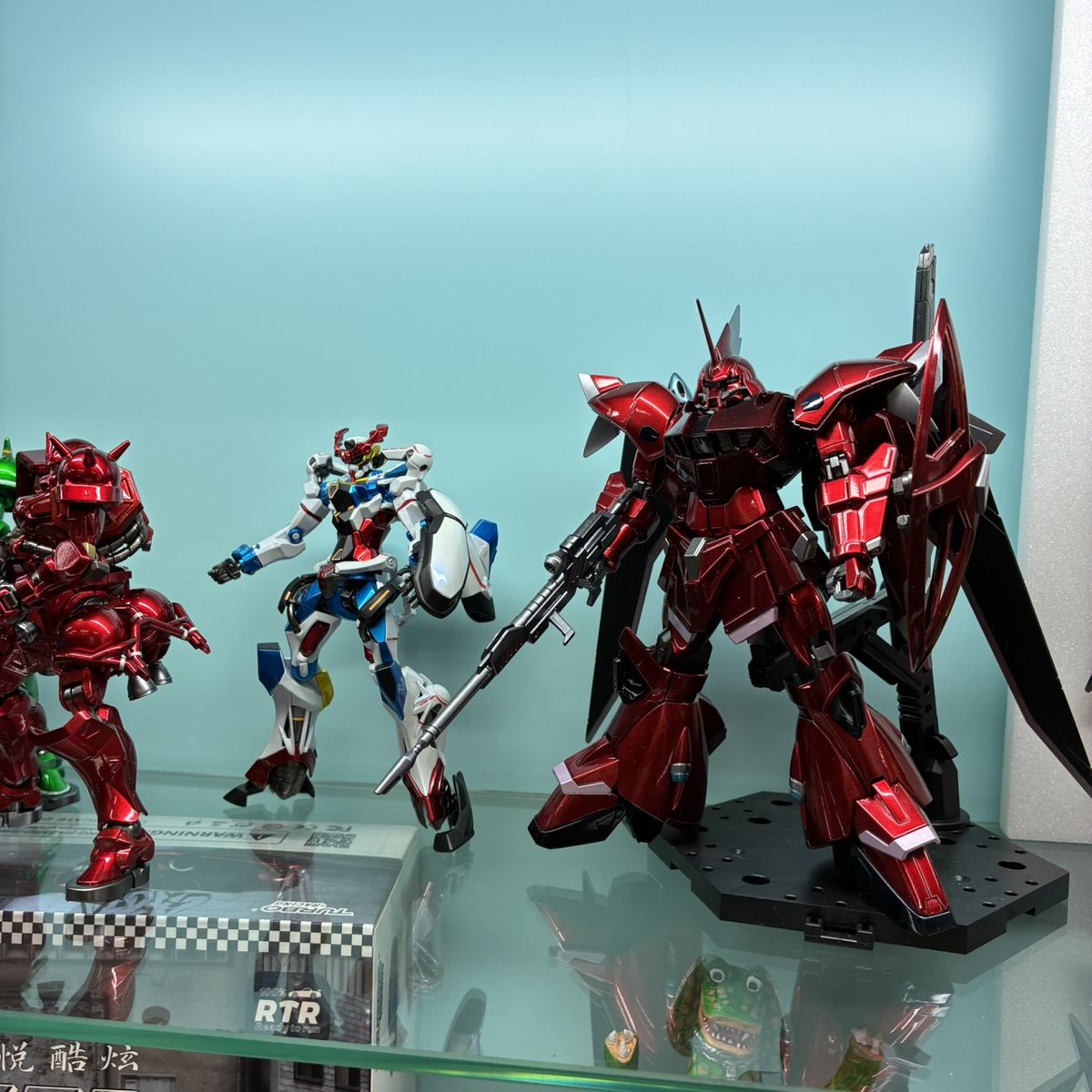 AkiRealize's tweet photo. いつも大変お世話になってる地元の老舗模型店「ベニヤ模型」さんのショーケースに数点ガンプラ展示させていただいてます！
快く展示の快諾していただきありがとうございます😁 https://t.co/1gw2bCA65E