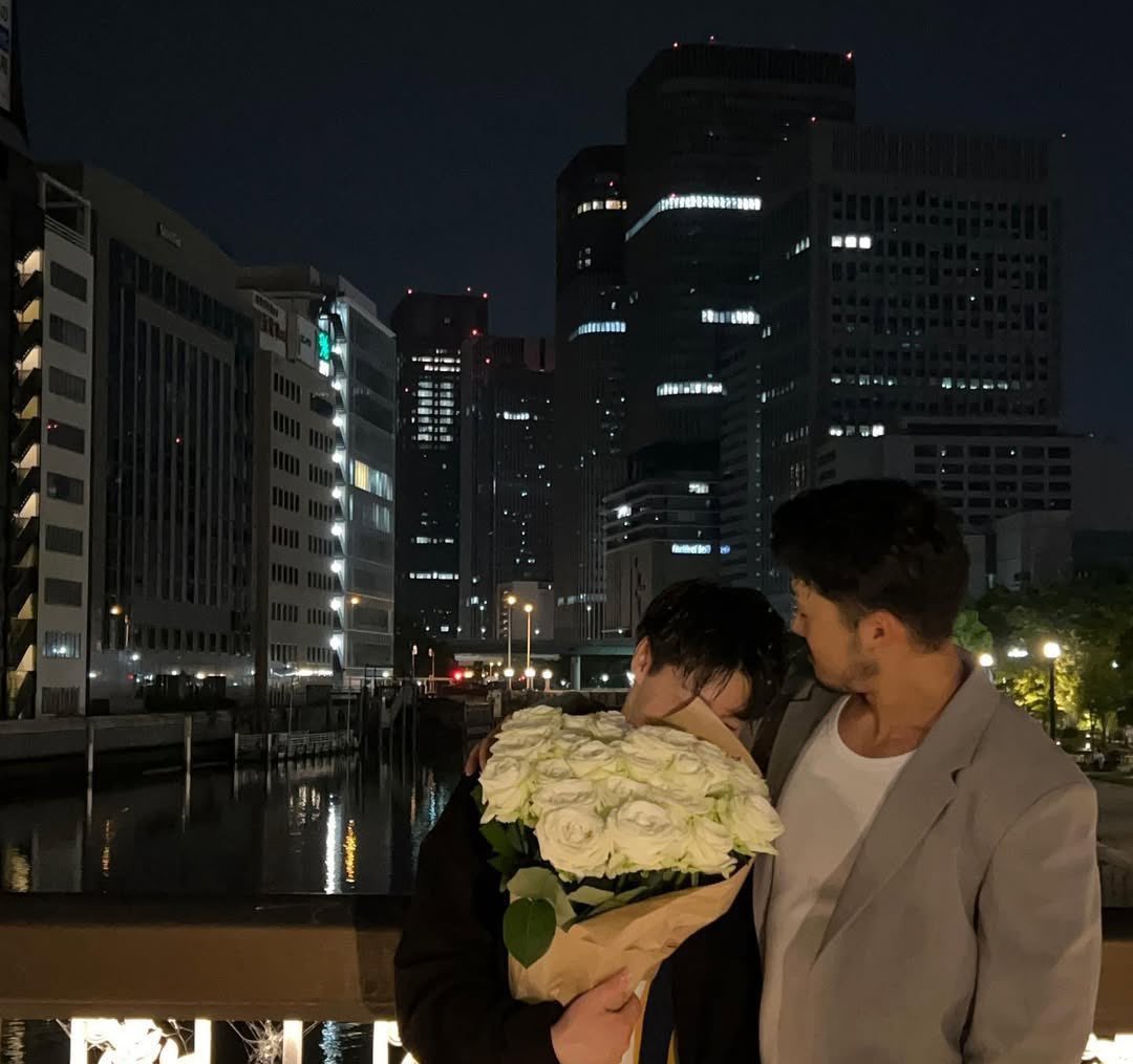 faqqar1990's tweet photo. 花臂老师 
真的很香女仆还是兔子装+玩具 
凉太怎么那么乖，也不知道他俩什么癖好 ，猫猫喜欢给花臂老师舔脚，我们花老师还是一如既往的喜欢猫猫的胸 揉的通红，好香好香 👉
获取加主页 
花臂���夫 花臂和凉太 花臂 https://t.co/n3DzfnKoSo