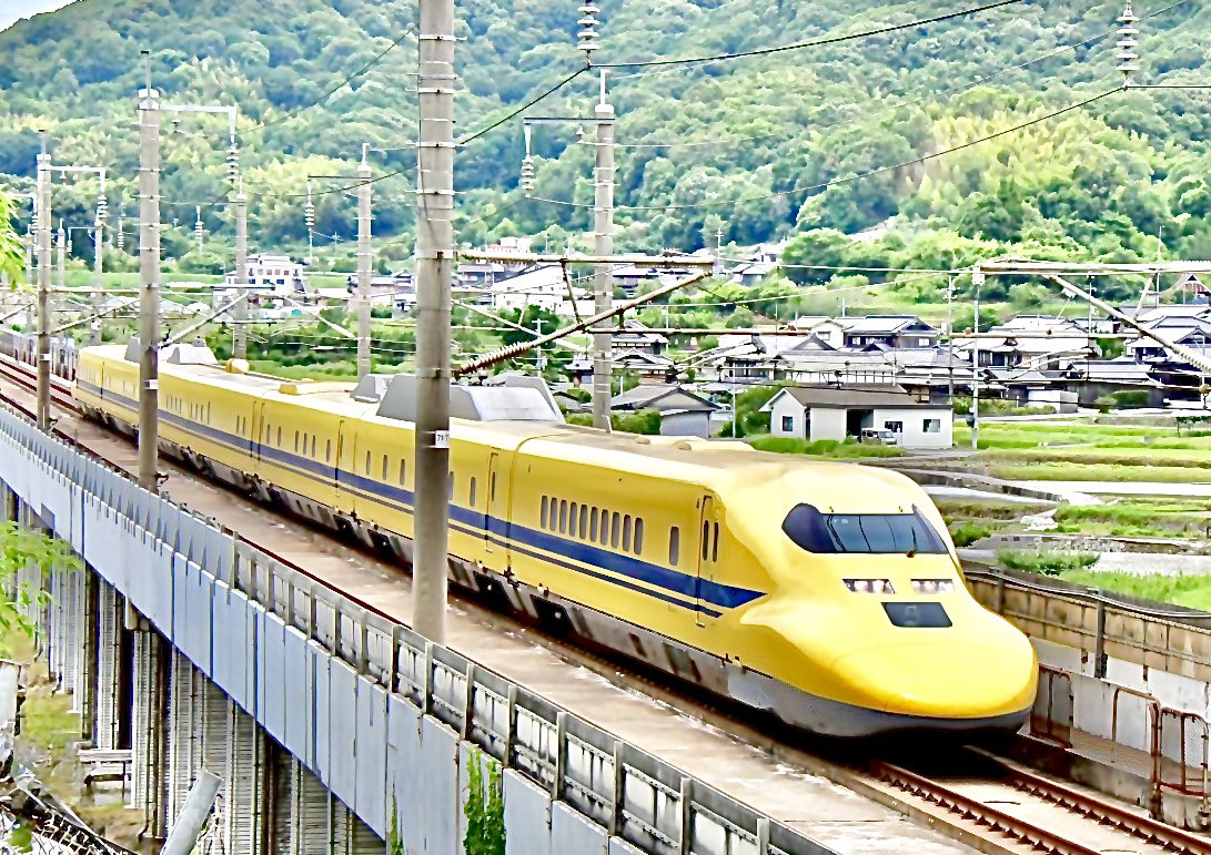 tetsutetsu181's tweet photo. ドクターイエローのぞみ検測　上り　
4984A  T5編成　923形ドクターイエロー
ドクターイエロー待機中にやって来た
947A    500系　V4編成　博多行　8B
2026年6月17日　
#山陽新幹線　#923形　#ドクターイエロー　#T5編成　#のぞみ検測　#500系　#こだま https://t.co/PIfCl6jCSv