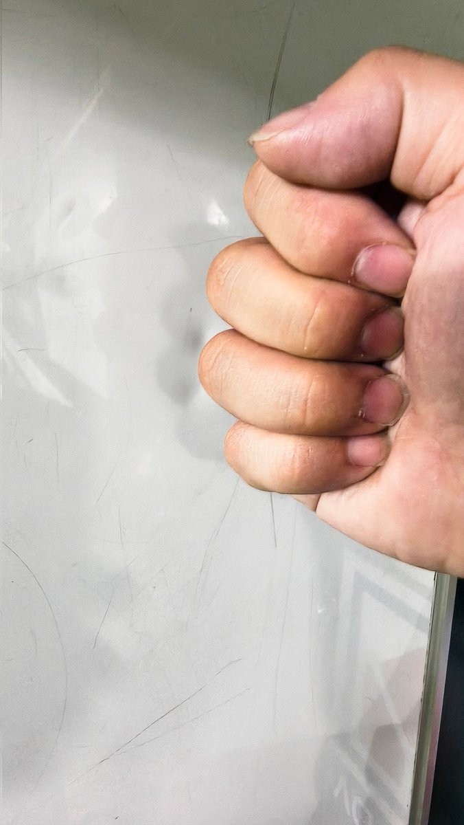 hakutasolove's tweet photo. 福岡ドームにて藤川監督がぶん殴ったホワイトボードの現場検証を行ってまいりました。
ちなみに昨日、ホワイトボードの長さを測ってたので近々、撤去されるかもとのことです。 https://t.co/rShxe8UGZp