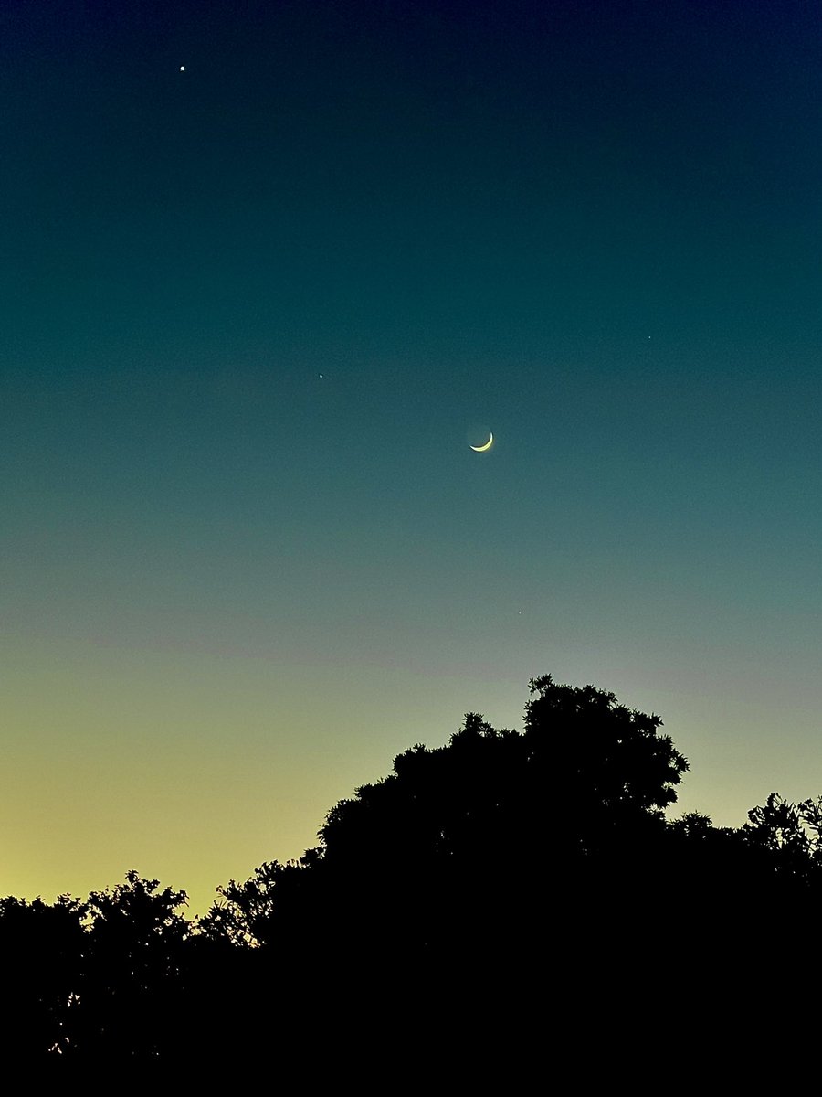 jal3db3's tweet photo. Venus bright /Jupiter fades - moon sliver https://t.co/vAYFA9vEAP