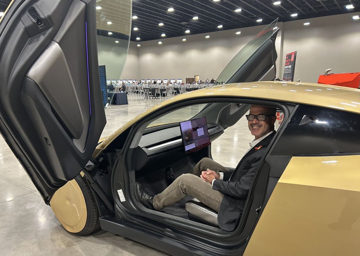 tenburger2's tweet photo. $TSLA
朗報
テキサス州運輸局長がテスラのCybercabの量産バージョンの座席に座りコメント  「従来のハンドルなど運転操作装置の完全な不在は、モビリティと車両デザインにおける大きな転換を示しています。ステアリングホイールなし、アクセルなし、ブレーキなし。単一のタッチスクリーンモニターのみです。  Teslaは現在、オースティン、ダラス、ヒューストン周辺でModel Yを使用して、ロボタクシー（フルセルフドライビングモード）を運行しています。Cybercabの導入により、今後数ヶ月でこれらの運用が劇的に拡大されるでしょう。」

あとは分かるな？🤖