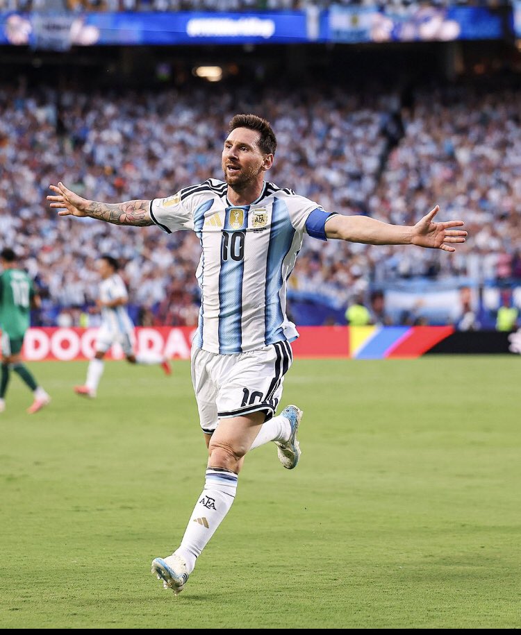 You2_Red's tweet photo. IL PIÙ FORTE DELLA STORIA 

LEO MESSI 🐐 https://t.co/hE8wr2sdiV