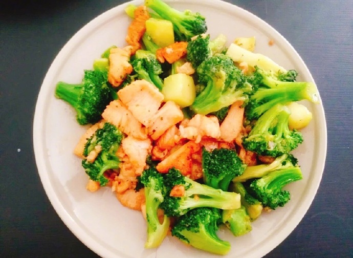 Lenyyy_mystily's tweet photo. New day, fresh u0026 simple fat-loss meal! Grilled chicken breast with steamed broccoli and quinoa – high protein, low carb, keeps you full without the guilt.  #FatLossMeal #HealthyEating https://t.co/Hzg6EyoDvT