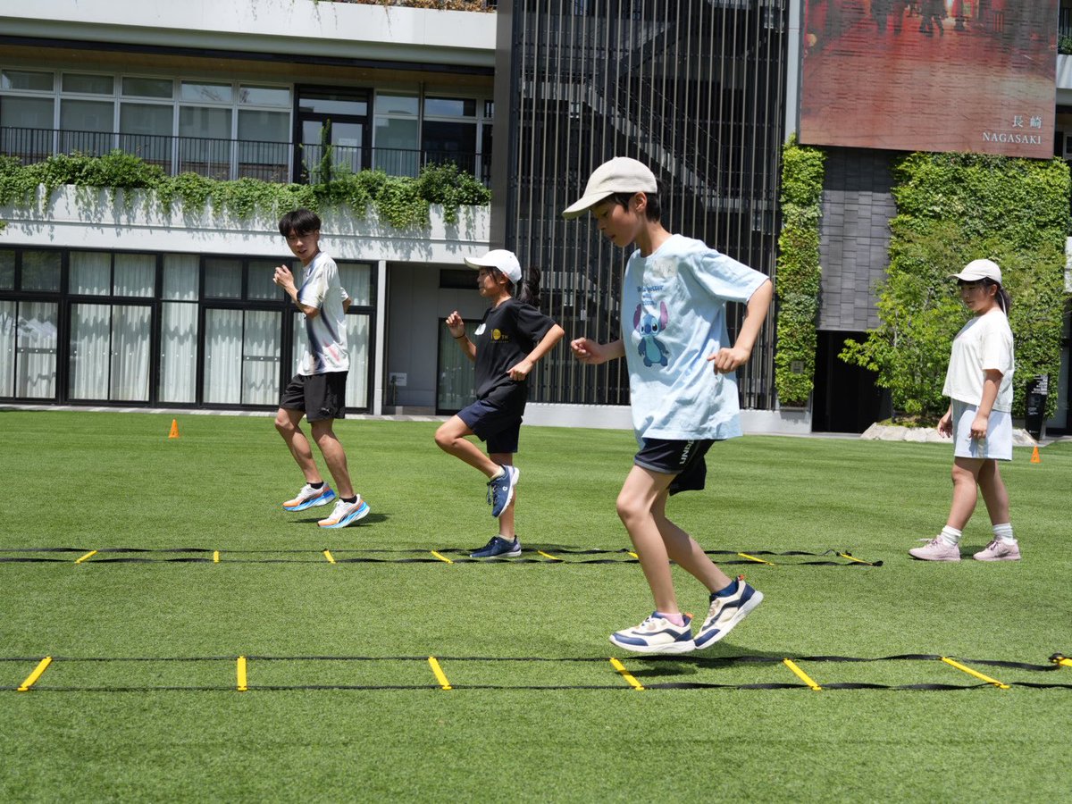 nnr_ac's tweet photo. 【活動報告】
2026年6月13日(土)
#にしてつかけっこ教室
（#福岡大名ｶﾞｰﾃﾞﾝｼﾃｨﾊﾟｰｸ）

◎参加選手
  #津田将希
  #太田黒卓
  #設楽悠太
  #尾方馨斗
  #中山凜斗
  #冨永昌輝
  #柴戸遼太
  #渡辺峻平
  #ﾛﾊﾞｰﾄｷﾌﾟﾀﾇｲ

#福岡大名ｶﾞｰﾃﾞﾝｼﾃｨﾊﾟｰｸ にて小学生を対象に今回で6回目となる「#にしてつかけっこ教室」を開催いたしました🏃

当日はお天気にも恵まれ、青空の下、元気いっぱいの皆さんと楽しい時間を過ごしました☀️

ﾗﾀﾞｰを使ったﾌﾟﾛｸﾞﾗﾑでは、姿勢や腕振り、目線など、速く走るためのﾎﾟｲﾝﾄを一緒に確認しながら練習しました💪
その成果もあり、後半は皆さんのいい走りをたくさん見ることができました👍
ﾘﾚｰやﾛﾊﾞｰﾄにﾁｬﾚﾝｼﾞも大盛り上がりでしたね！
目を輝かせながら全力で走る皆さんの姿がとても印象的でした✨

ご参加いただいた皆さま、ありがとうございました。

#西鉄陸上競技部
#勇猛果敢