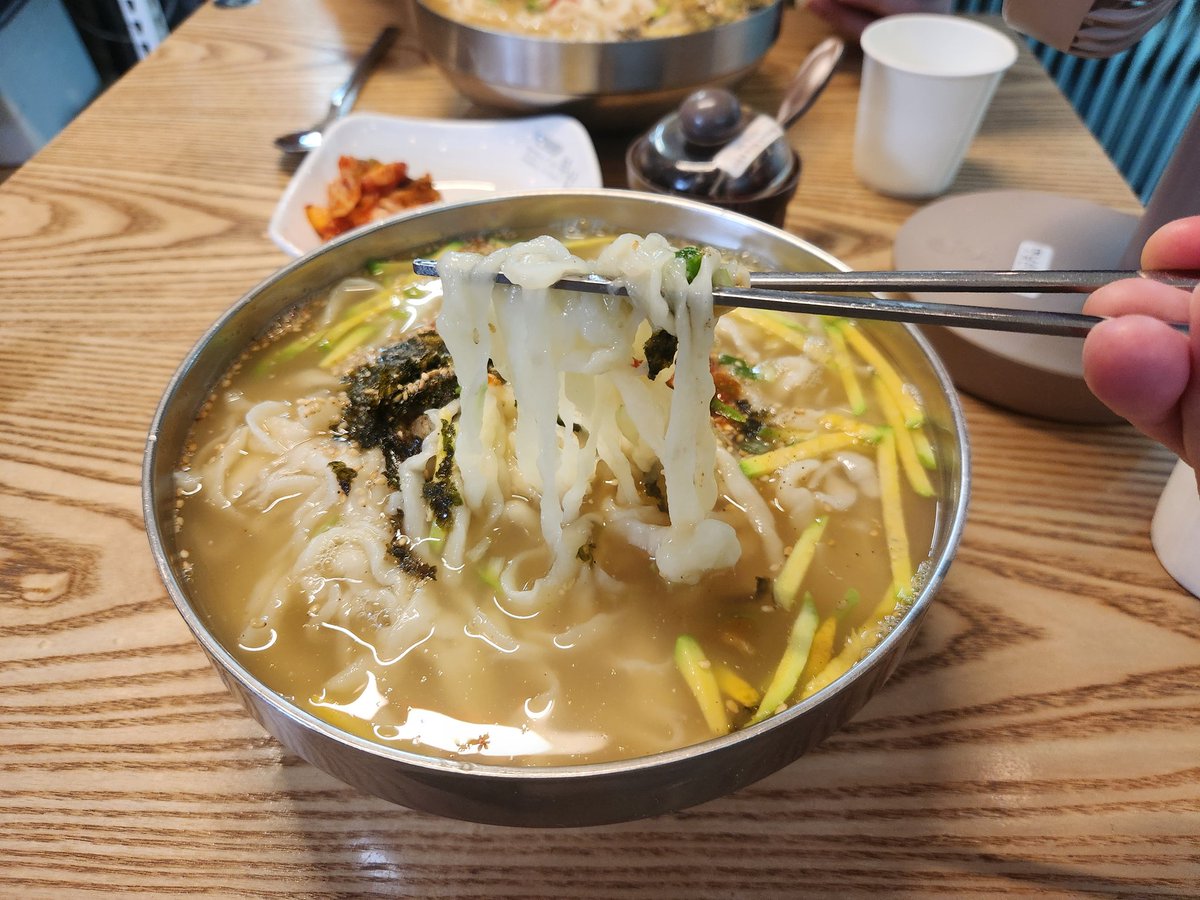 ManukHwei's tweet photo. 私が一番好きな食べ物、カルグクス！！すごく美味しい〜〜 https://t.co/p1lKdmlIGl