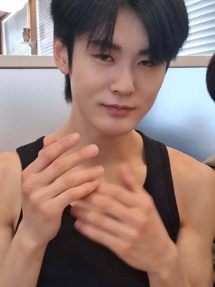 AmbiO_members's tweet photo. 드디어 우리 비주얼 담당 같은 개그담당 루원이형!! 생일 진심으로 축하해요!!🥳🥳 형이 있어서 내가 웃는 날 들이 참 많은 것 같아요. 항상 한결같이 연습 열심히 하고 나같은 부족하고 어린 동생 장난 잘 받아줘서 고마워여.. 

#AmbiO #엠비오
#Seungsang #승상 https://t.co/awR1eAYvdd