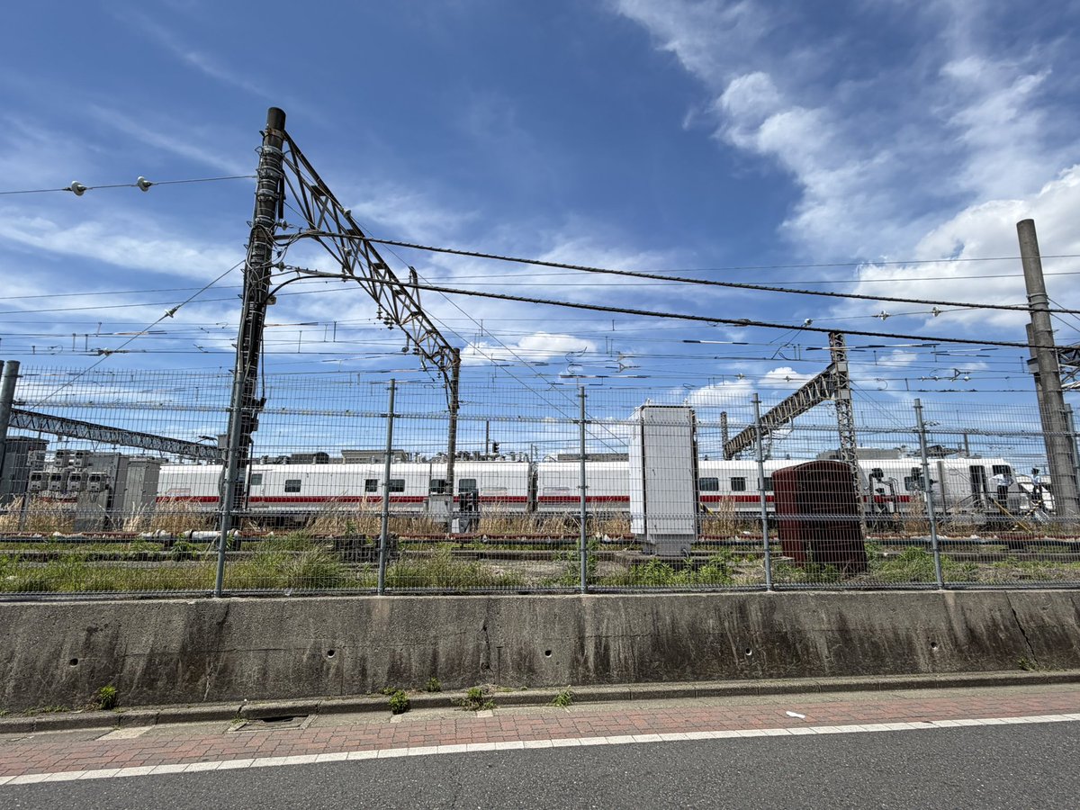 fictional_map's tweet photo. 三鷹の車庫にEast-iE停まってる https://t.co/oMSh6wiHoA