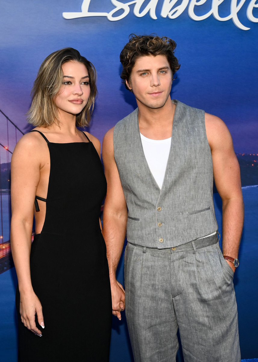 MadelynClineArg's tweet photo. 📸 | Fotos de Madelyn Cline y Lukas Gage en el estreno de “Voicemails for Isabelle” en Los Ángeles, California. https://t.co/3mcVhB5lzu