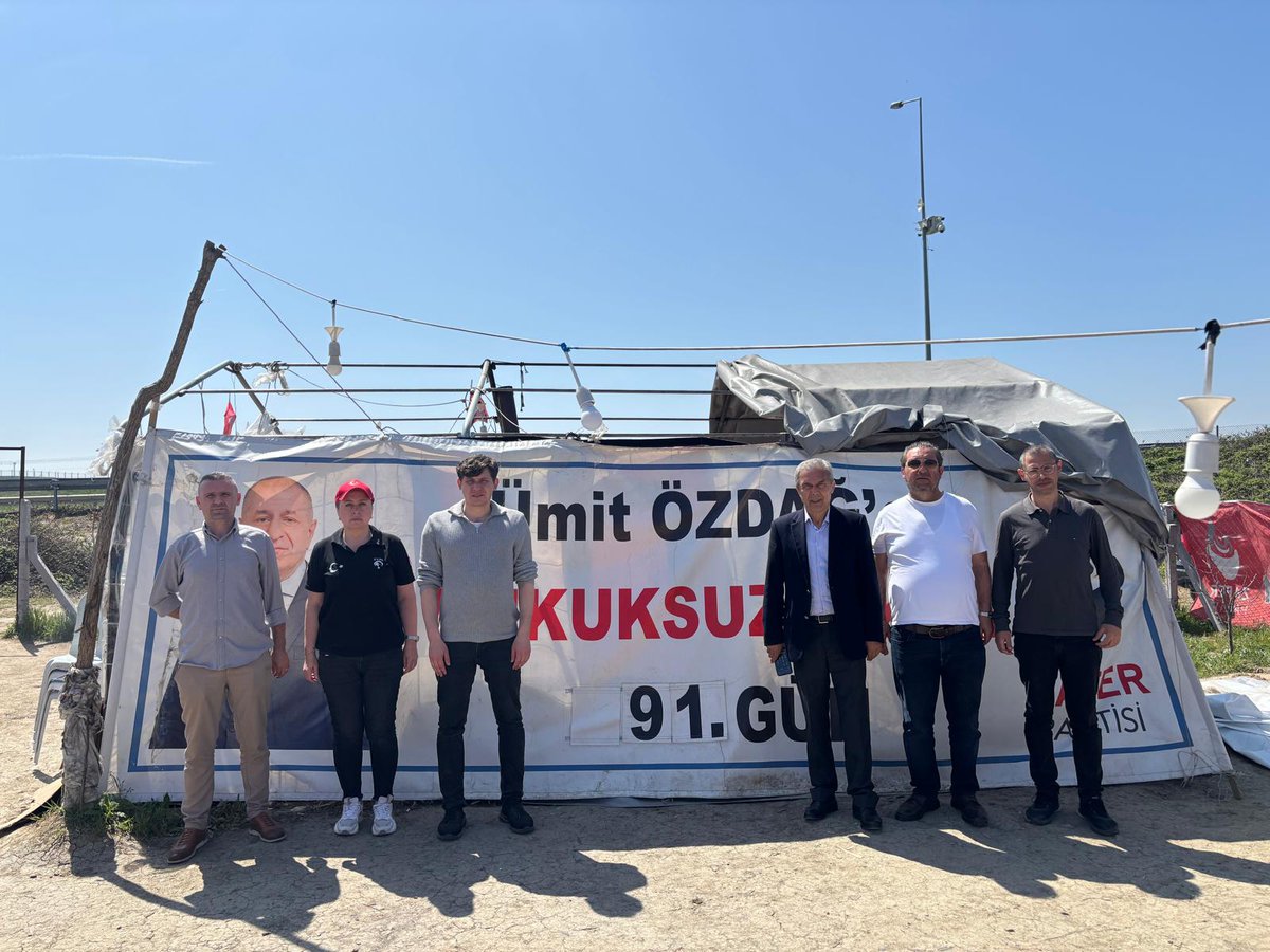 semscolak's tweet photo. 1 yıl önce bugün, Genel Başkanımız Prof. Dr. Ümit Özdağ özgürlüğüne kavuştu.

Geçen bir yıl boyunca Türk milletinin güvenlikten ekonomiye, adaletten sığınmacı politikasına kadar birçok konuda dile getirdiği talepler ve beklentiler gündemdeki yerini korumaya devam etti.

Genel Başkanımızın liderliğinde, Türkiye'nin karşı karşıya bulunduğu sorunlara çözüm üretme iradesiyle çalışmalarımızı sürdürürken; milli egemenliği, hukukun üstünlüğünü ve Türk milletinin menfaatlerini savunmaya devam ediyoruz.

Bu vesileyle, o zorlu dönemde büyük bir fedakarlık ve kararlılıkla mücadele eden, dava arkadaşlığı ve teşkilat bilinciyle görev yapan tüm teşkilat mensuplarımıza teşekkür ediyorum.

Türk milletinin geleceğine olan inancımız, ülkemize olan sorumluluğumuz ve milletimizin sesi olma kararlılığımız aynı azimle devam etmektedir.
@umitozdag
@HakanAksit34
@sancarsenoll 
@Zaferrtuzla