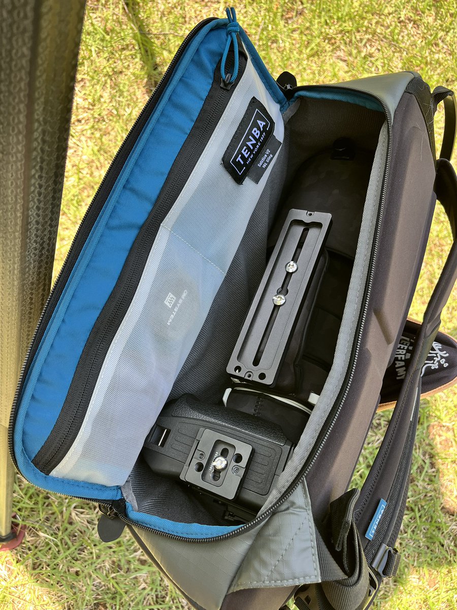 TmAquila's tweet photo. ハードケース否定派なので常にソフトケースで運搬。TEMBAのスリング（Solstice V2）にOM-1+HLD-10付き、OM150-400TCフード逆付けですっぽり収納可能。何ならMC-20付きでもOK https://t.co/Kcf5VWhJHQ