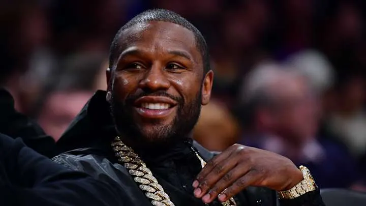 DanRafael1's tweet photo. Floyd Mayweather faces two felony charges for passing a bad $200k check in the latest in a series of mounting issues for the former ring great. Read my story &amp; sign up for my #boxing newsletter: https://t.co/tHWPyUJJdm https://t.co/YHliKQsPfw