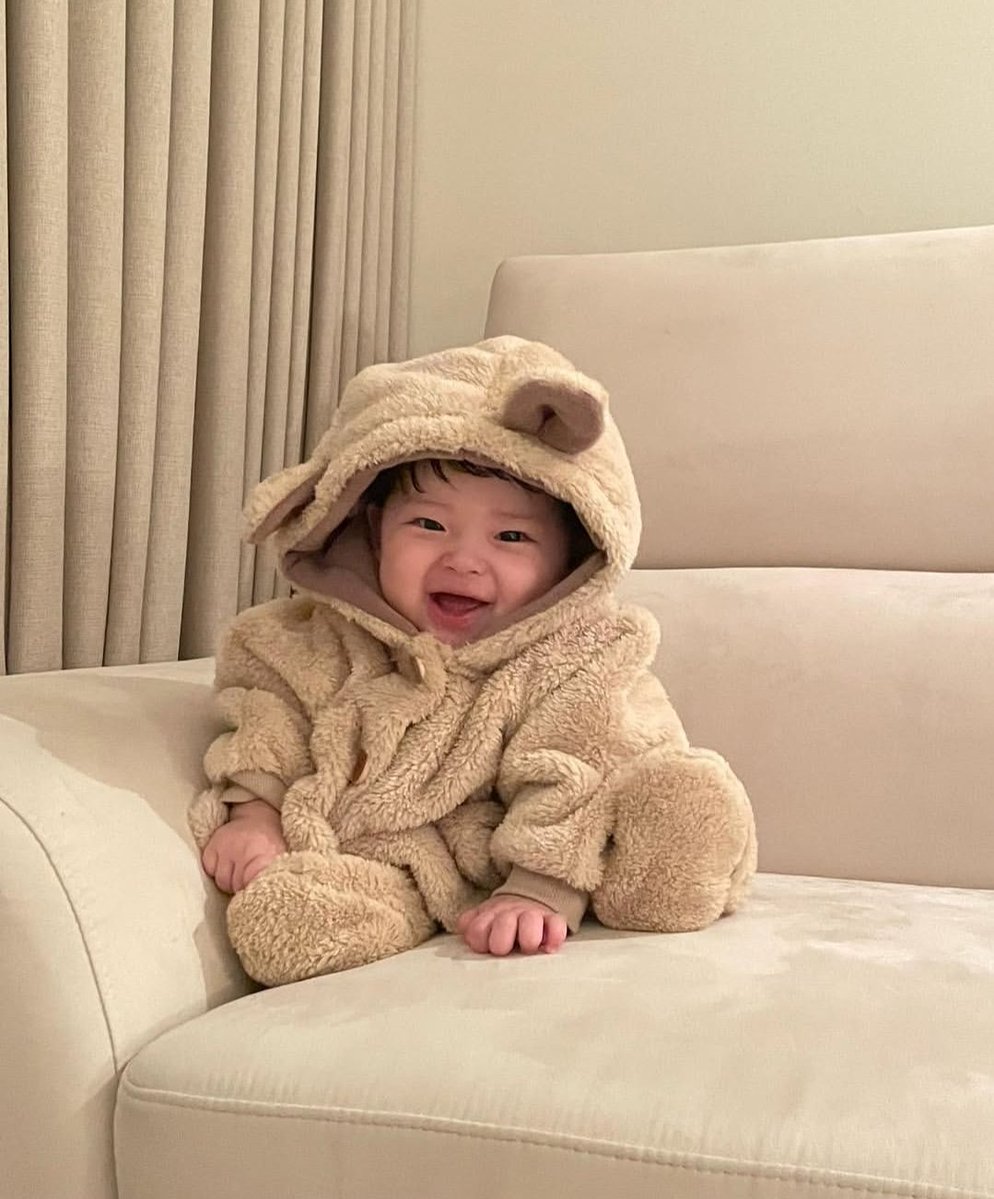 heirluompain's tweet photo. ㅤ
ㅤ
Kiw, @Durratma. Oel cari kado dulu ya di mall buat Onty. Empeng sengaja dibuang, masa mau ke mall ngempeng? Image Oel sebagai cowo kul bisa runtuh.
ㅤ
ㅤ https://t.co/58LN98PzTH
