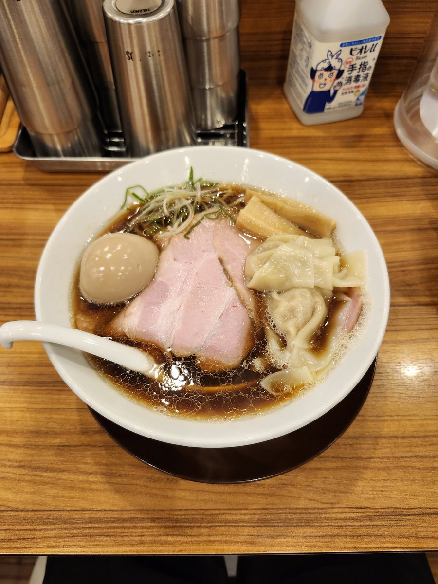 kittan0901's tweet photo. 新大阪の人気百名店ココカラサキヱに再訪(3回目)本日の魚介はイカとアジの煮干し。イカの風味が強くて少し苦手な感じだったけど、相変わらずの美味いワンタンはよかった。ここは丸鶏醤油派やな。
#ココカラサキヱ https://t.co/30mbNoOUha