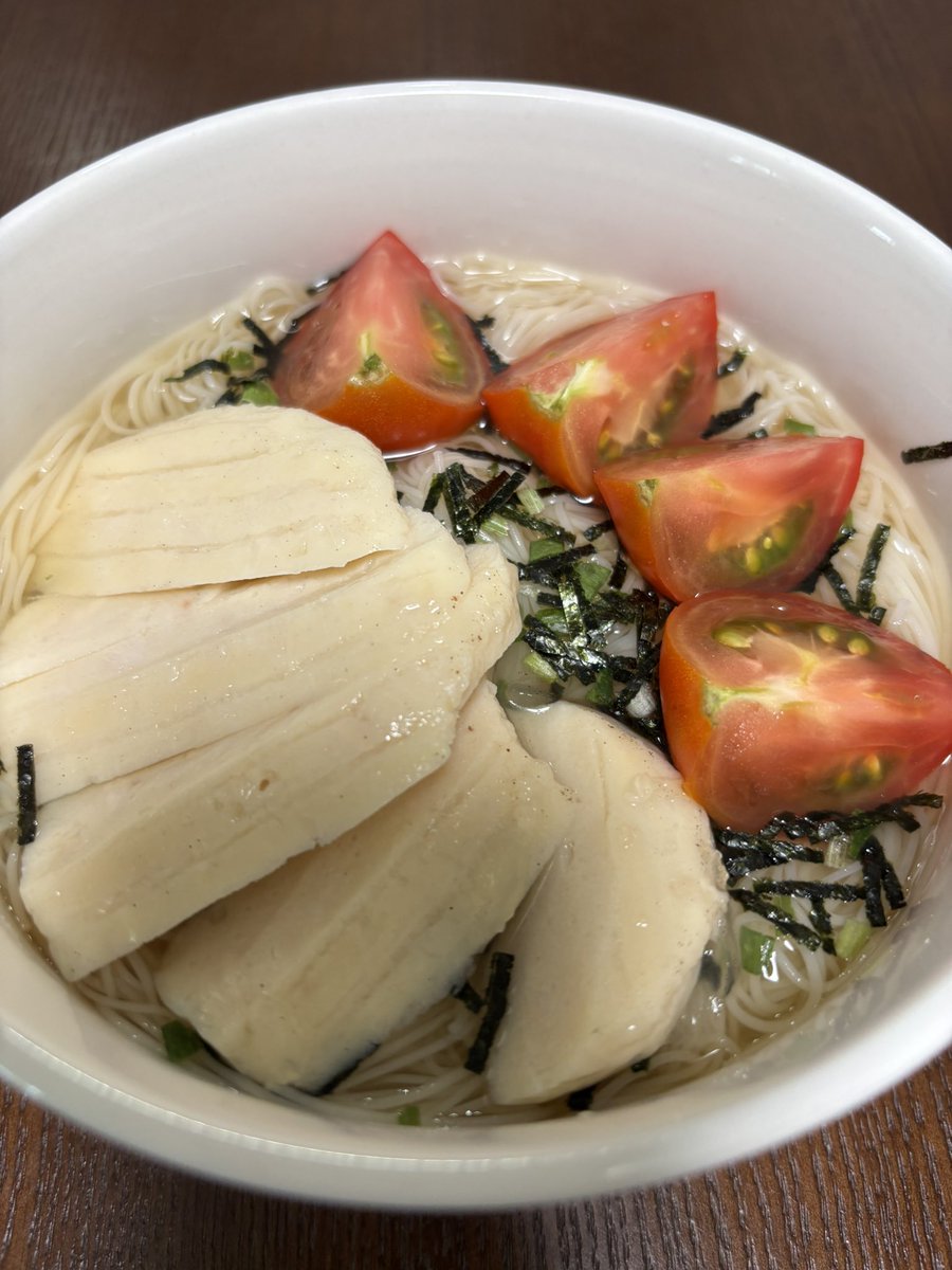 indigo_mar's tweet photo. お昼ごはんは出汁素麺＋頂きもののトマトと冷蔵庫で寝てたサラダチキンです https://t.co/raHavGnv6Z